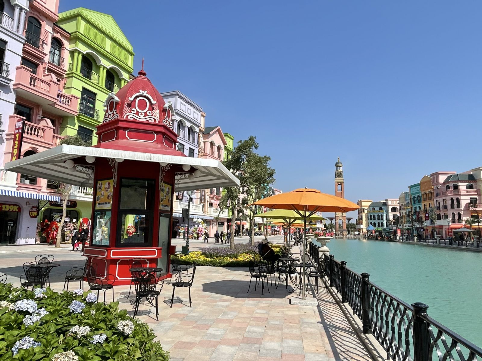 Shop Venice mặt sông nhìn quảng trường