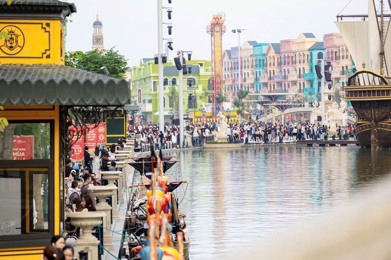Shop Venice mặt sông nhìn quảng trường