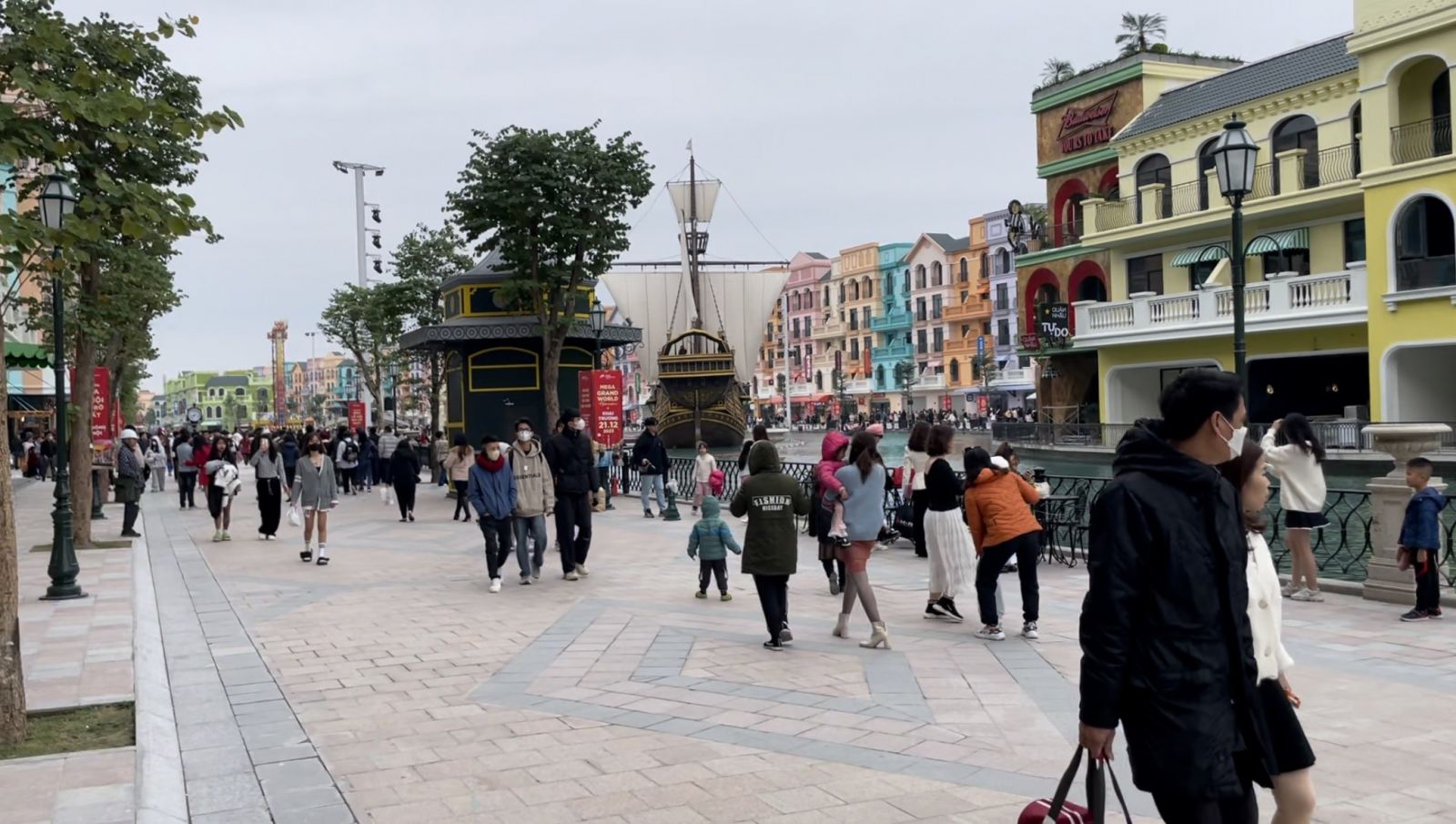 Shop Venice mặt sông nhìn quảng trường