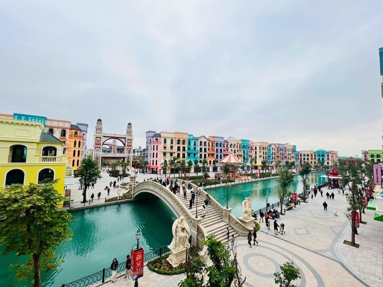 Shop Venice mặt sông nhìn quảng trường